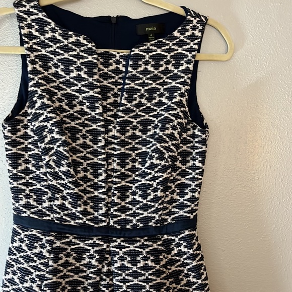 Maia navy and white heavyweight, sleeveless dress. Size 4. Fits like a 0-2 - Picture 3 of 10